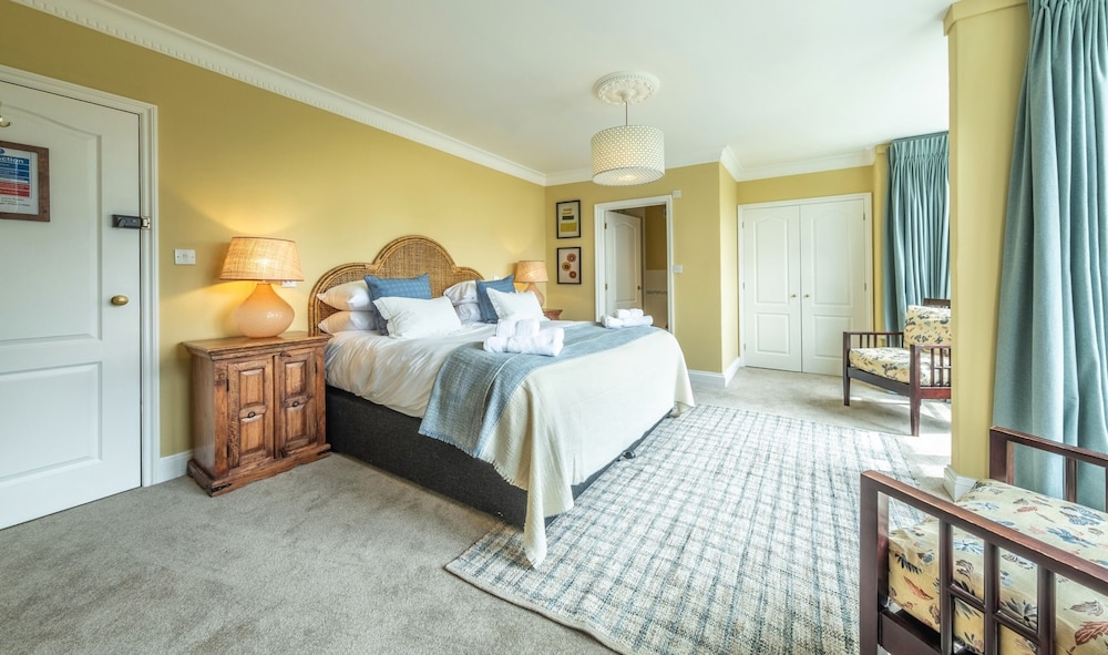 The Feathers Hotel 9/50