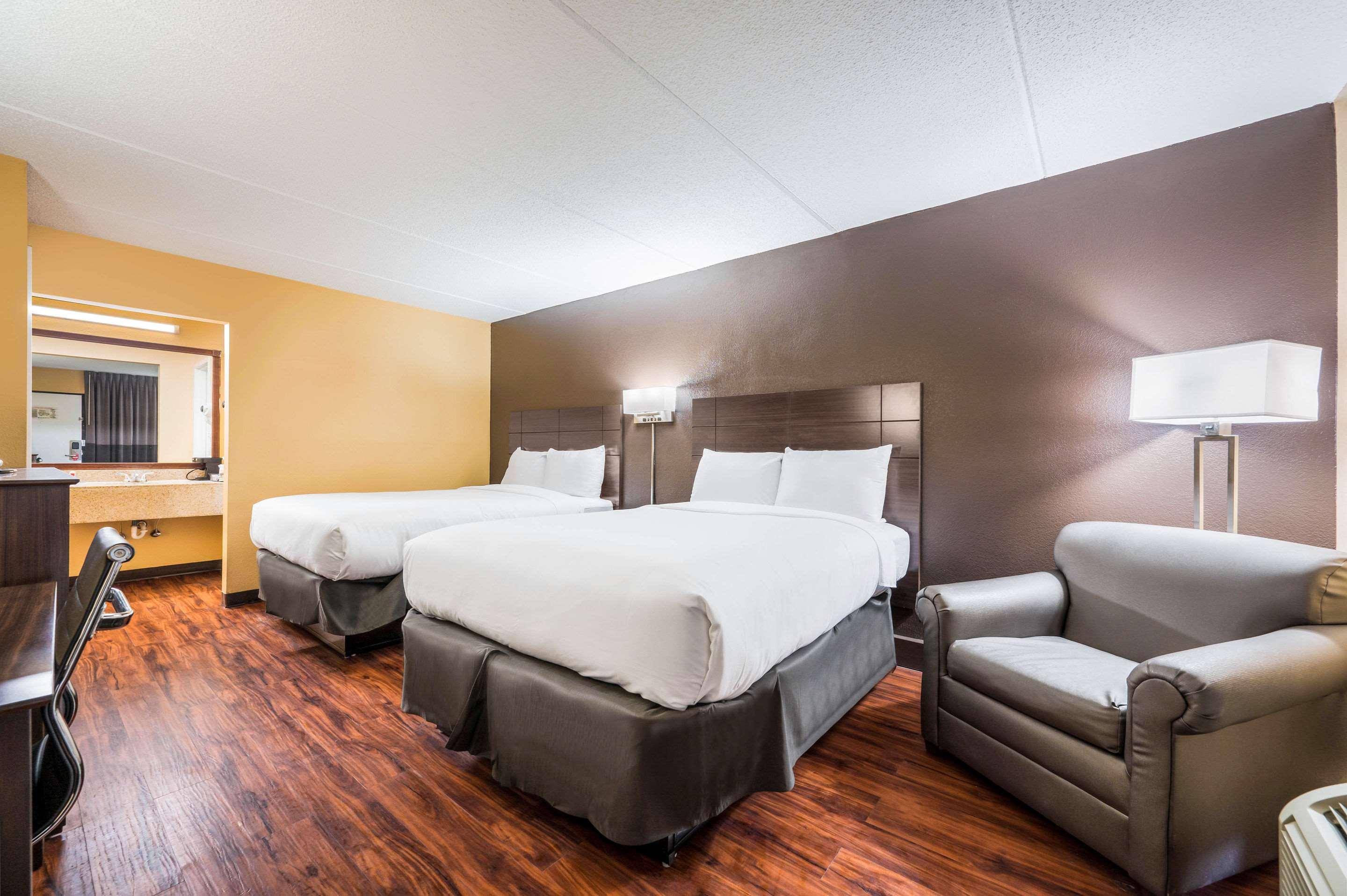 غرفة بسريرين كوين للمدخنين، Econo Lodge Columbus near Airport 3/3