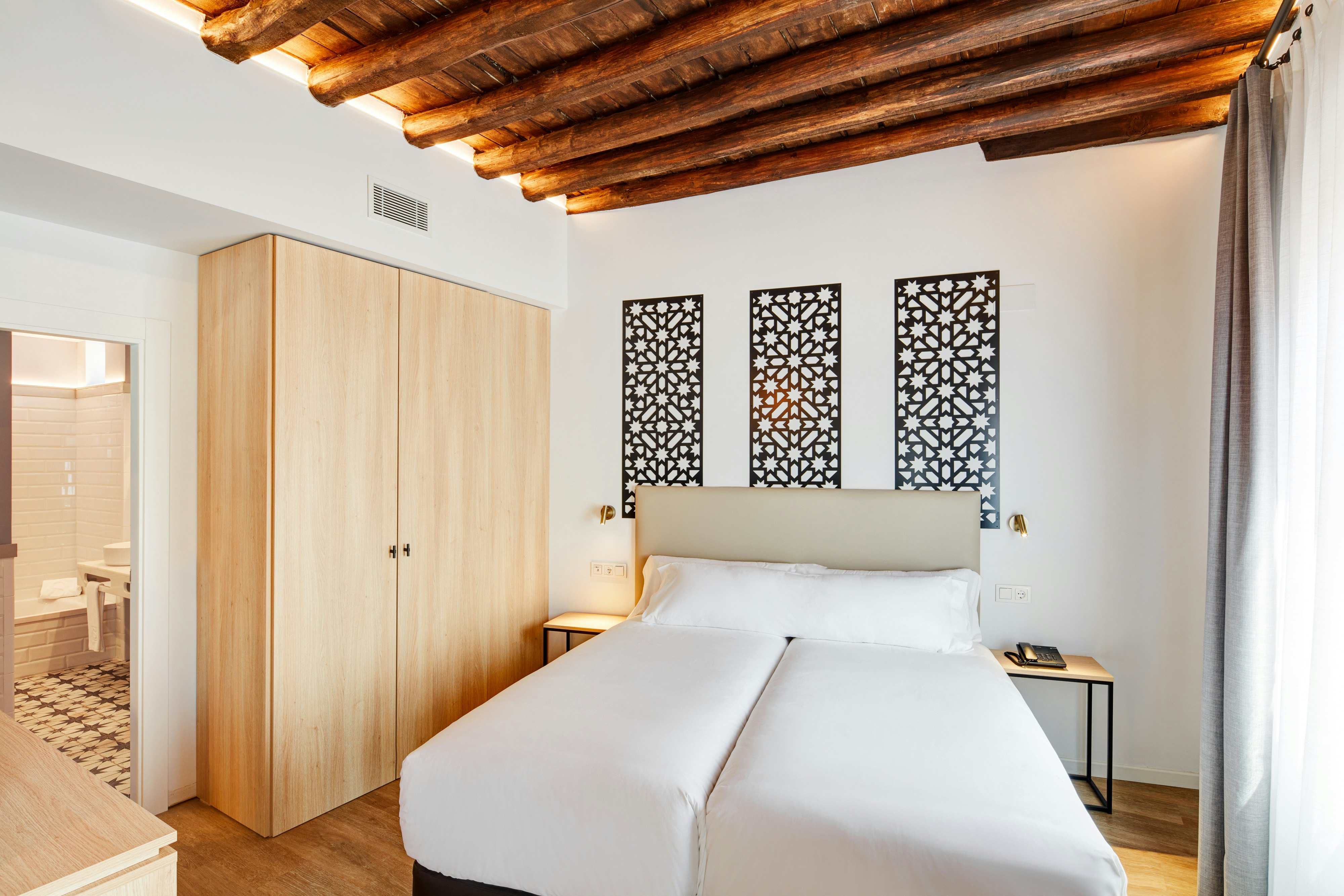 SUPERIOR, STUDIO, TWIN BEDS