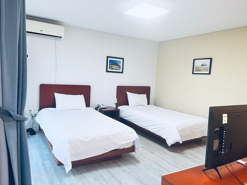 ROOM, TWIN BEDS