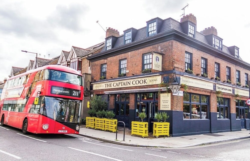 The Captain Cook Hotel 2/26