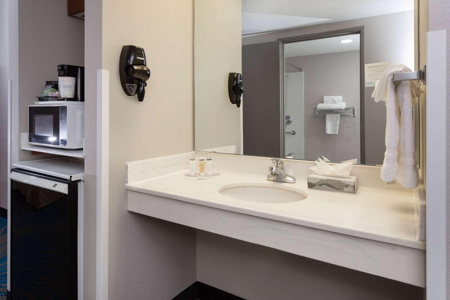 Days Inn & Suites by Wyndham Denver International Airport 34/37