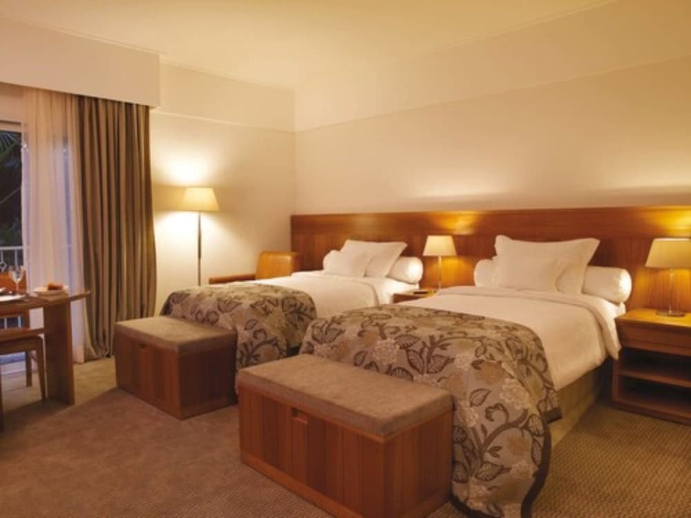 MASTER, TWIN BEDS