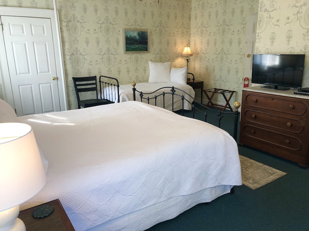 Rogues Harbor Inn 20/50