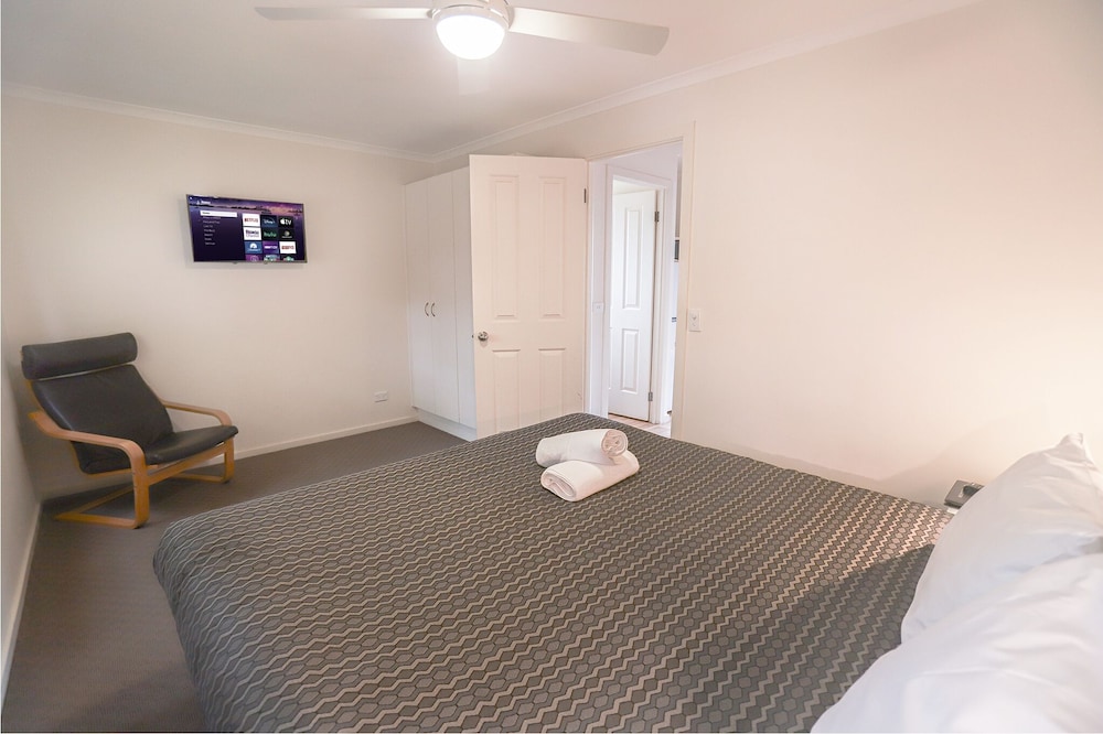 كابينة كلاسيكية بسرير كينج بغرفة نوم واحدة، Amaroo Holiday Park 2/3