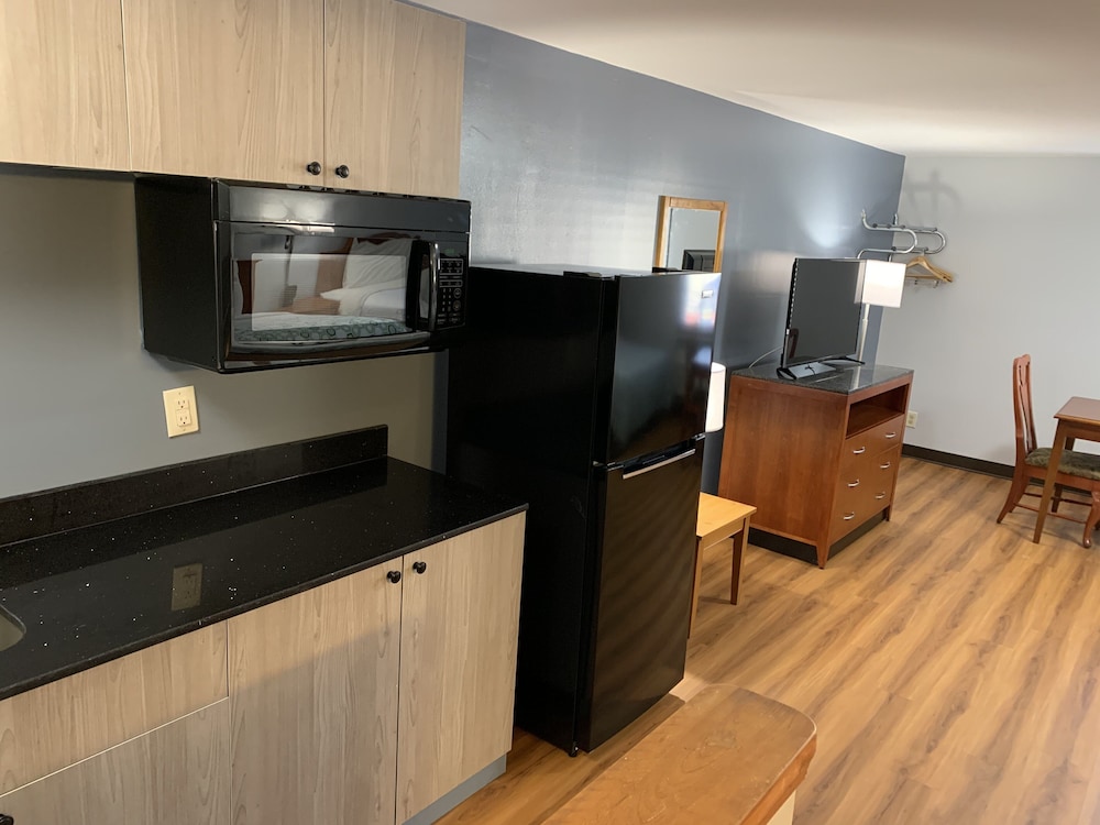 Econo Lodge Inn Suites 6/35