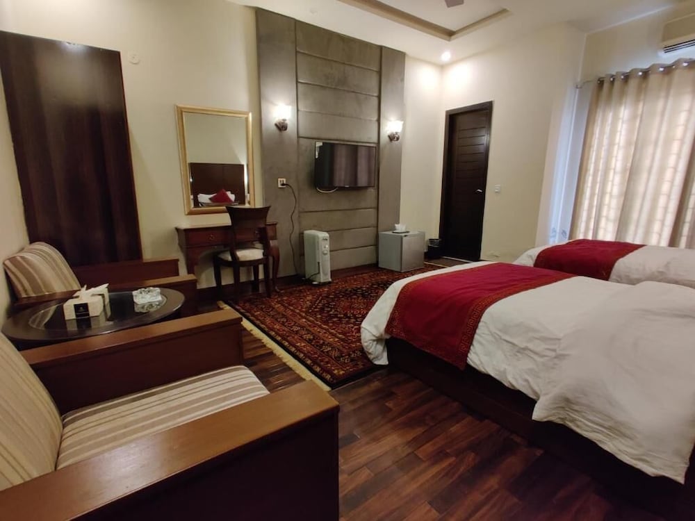 Shelton’s Rezidor Lahore 22/51