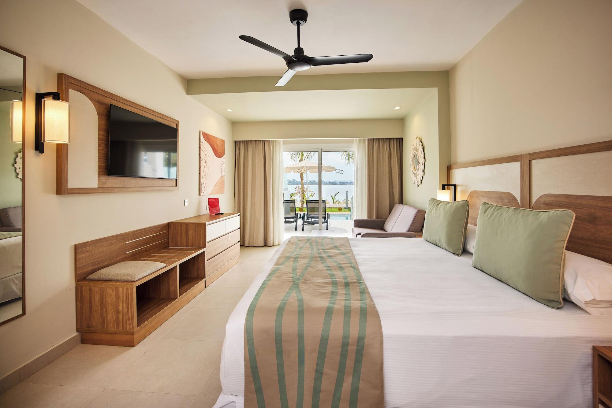 Swim Up, Double Bed, Ocean Front, Adult Only