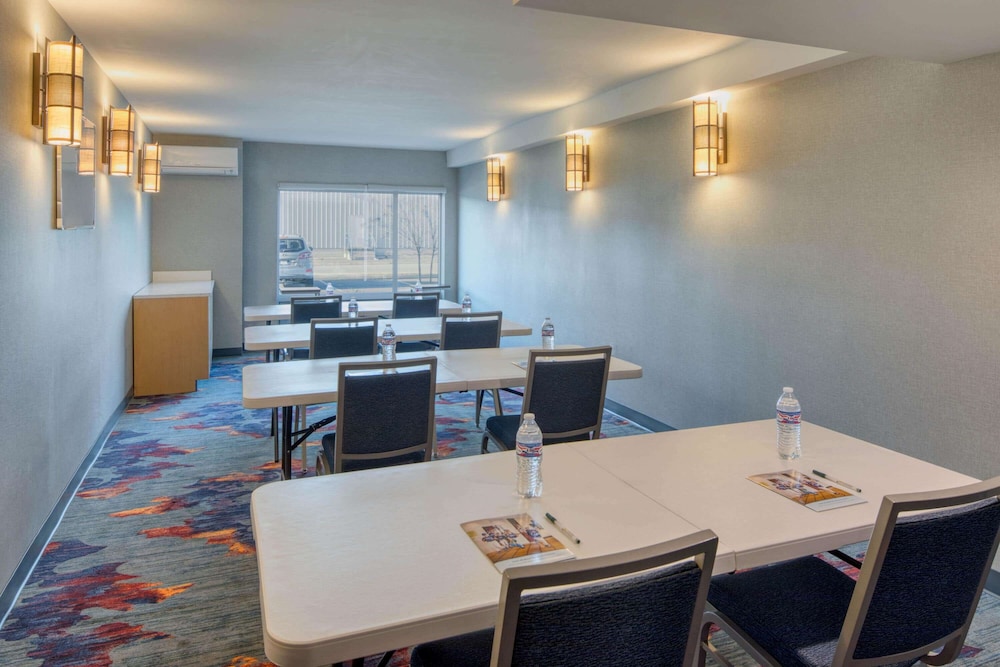 La Quinta Inn and Suites by Wyndham Perry 22/32