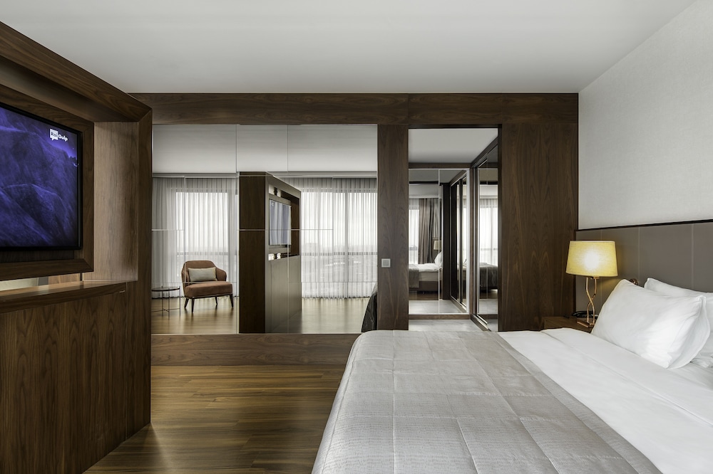 JUNIOR SUITE, KING BED, GOLDEN HORN VIEW