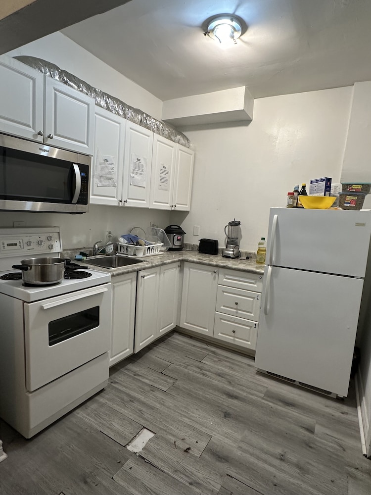 Toronto Furnished Living 6/52