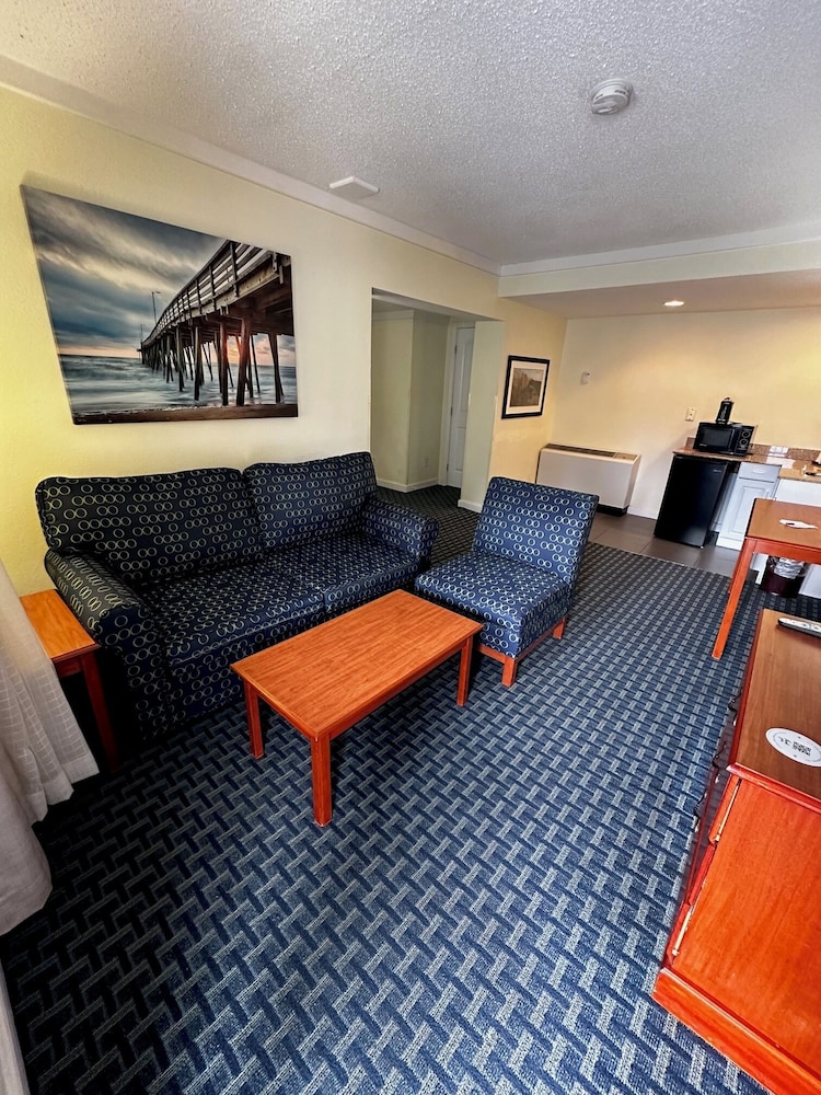 Ramada By Wyndham Virginia Beach 21/37