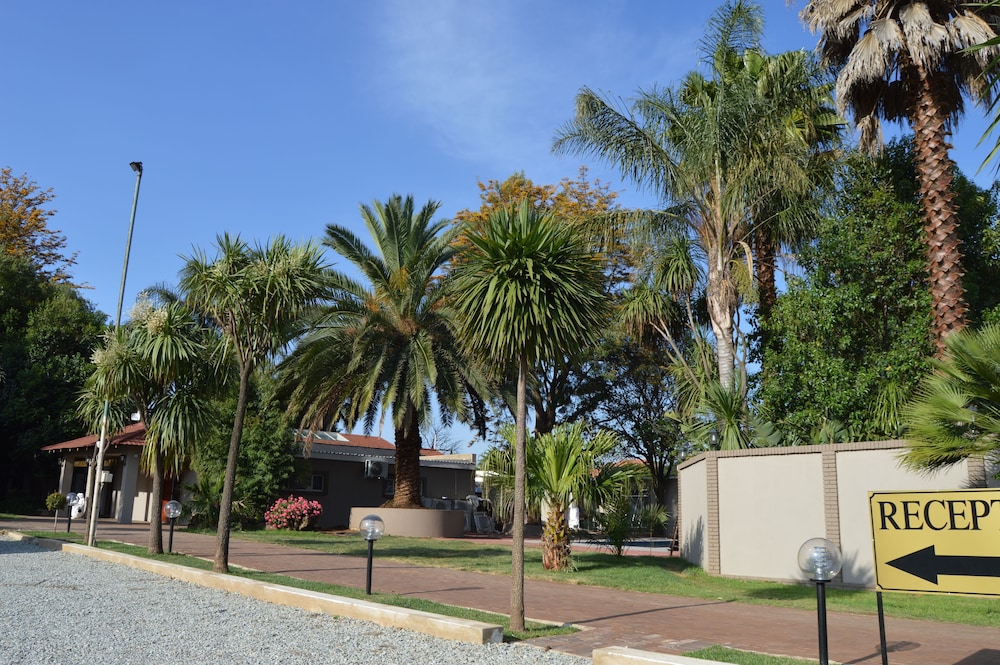 Airport Gardens Boutique Hotel 58/68