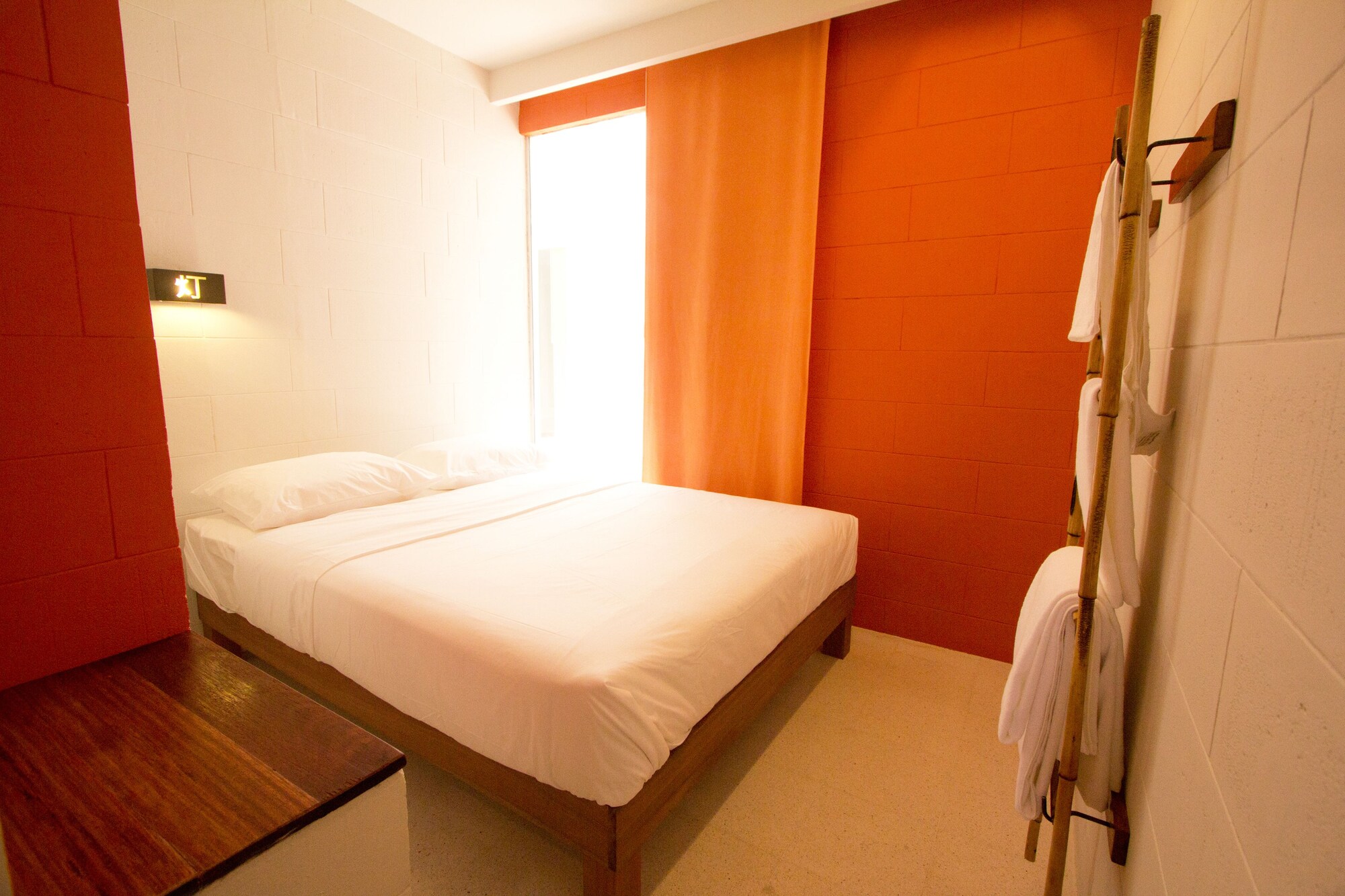 ROOM, QUEEN BED
