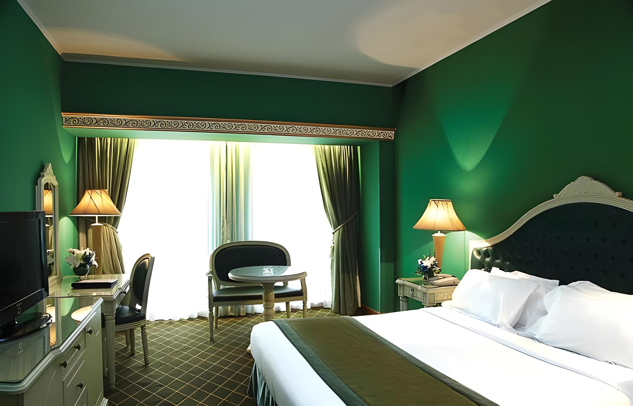 EXECUTIVE ROOM
