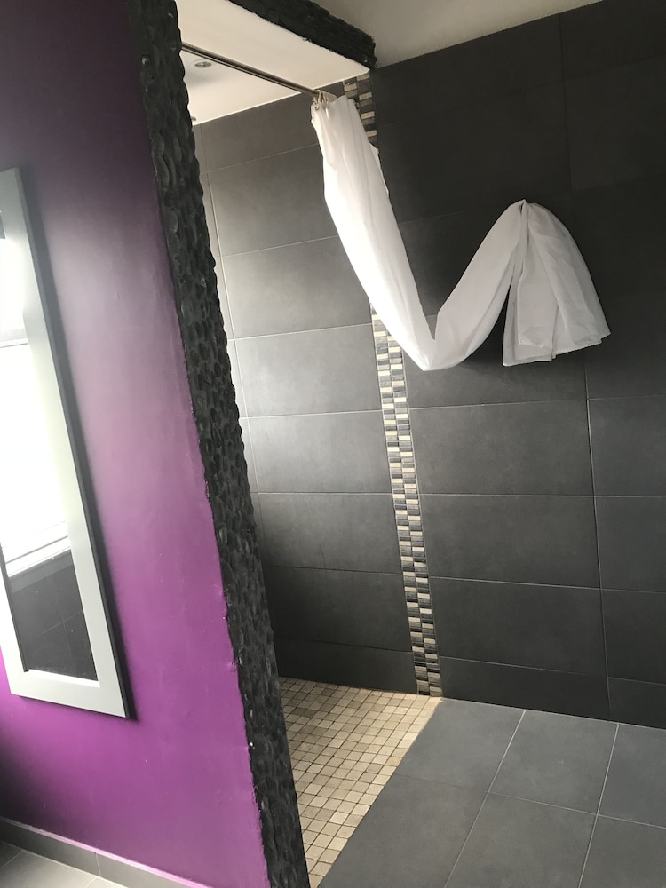 Bennetts Hotel 48/50