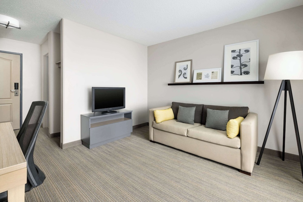 Country Inn and Suites by Radisson Big Flats (Elmira) NY 28/38
