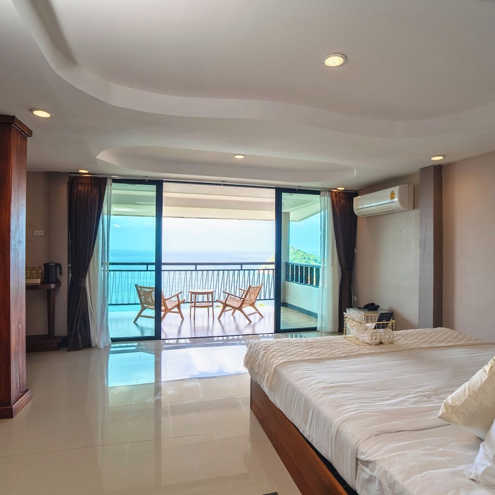 Treasure, Family Suite, 2 King Beds, Sea View, Sofa, Hill Side