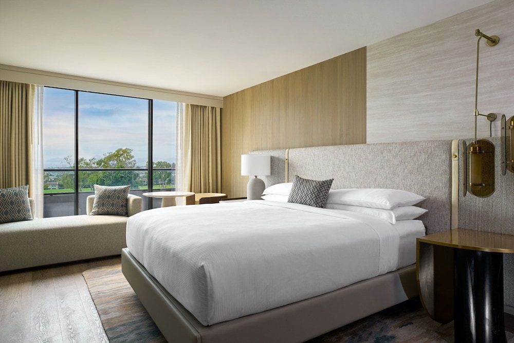 Retreat, Guest Room, King Bed, Partial Ocean View، VEA Newport Beach, A Marriott Resort & Spa 2/4