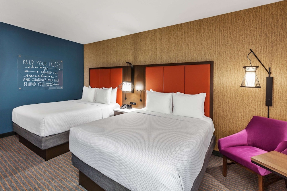 La Quinta Inn & Suites by Wyndham Houston East at Sheldon Rd 15/52