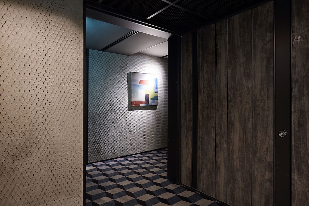 9 BRICK HOTEL 40/71