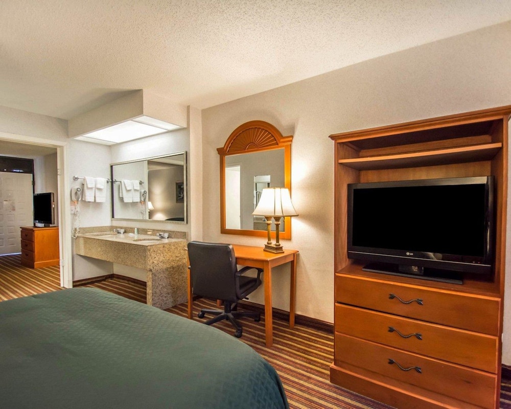 Quality Inn & Suites At Tropicana Field 21/39
