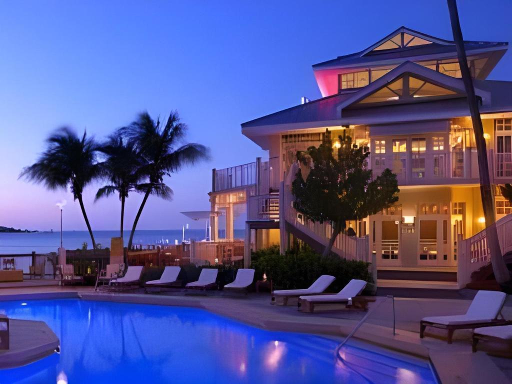 ROOM, KING BED, PARTIAL OCEAN VIEW, SOFA