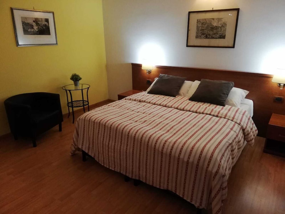 ROOM, DOUBLE OR TWIN BED