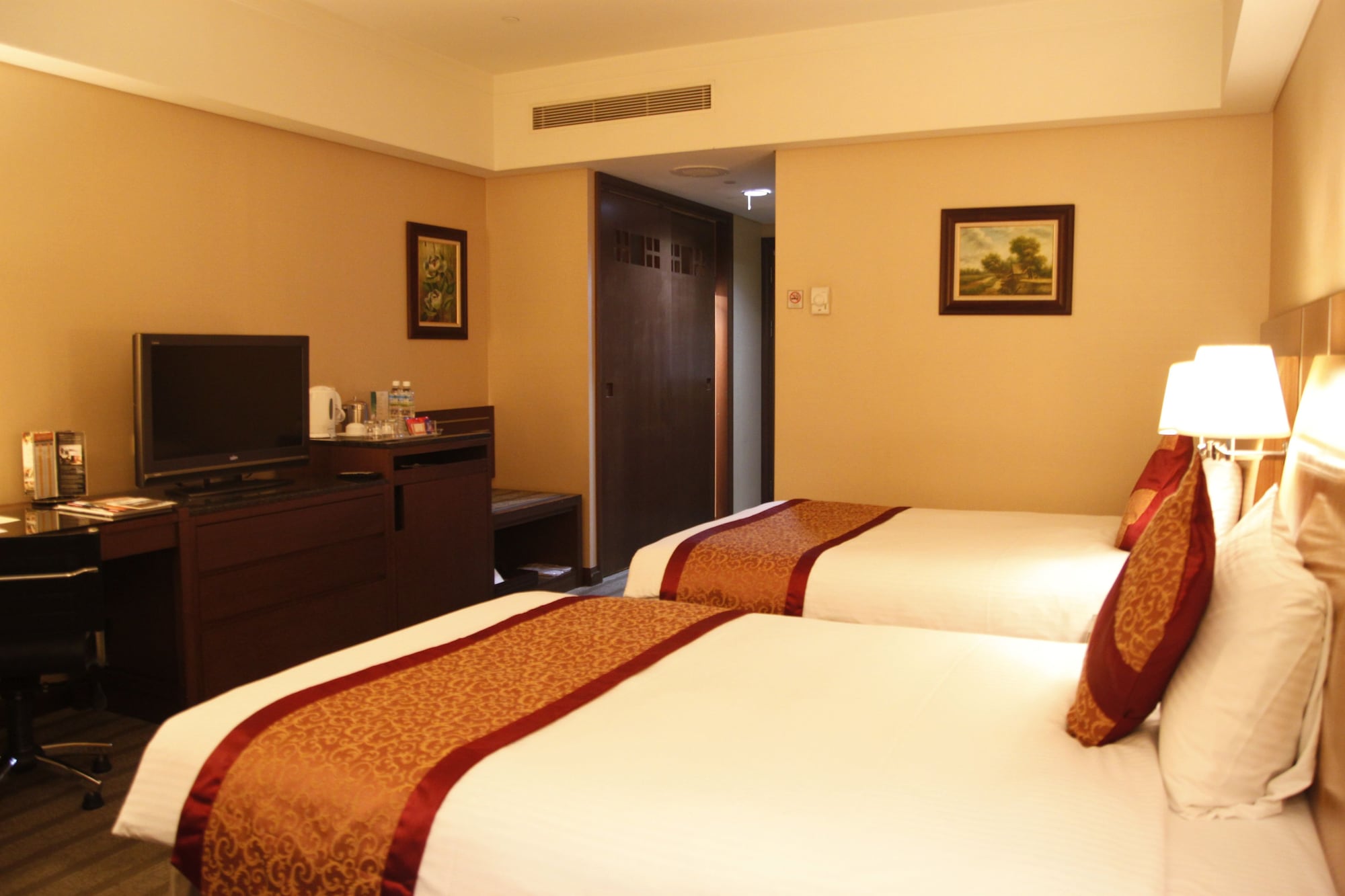 DELUXE, TWIN BEDS