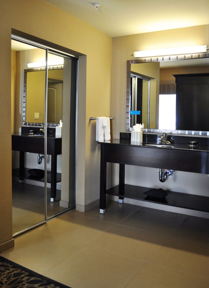 Hampton Inn & Suites Bay City, TX 4/39