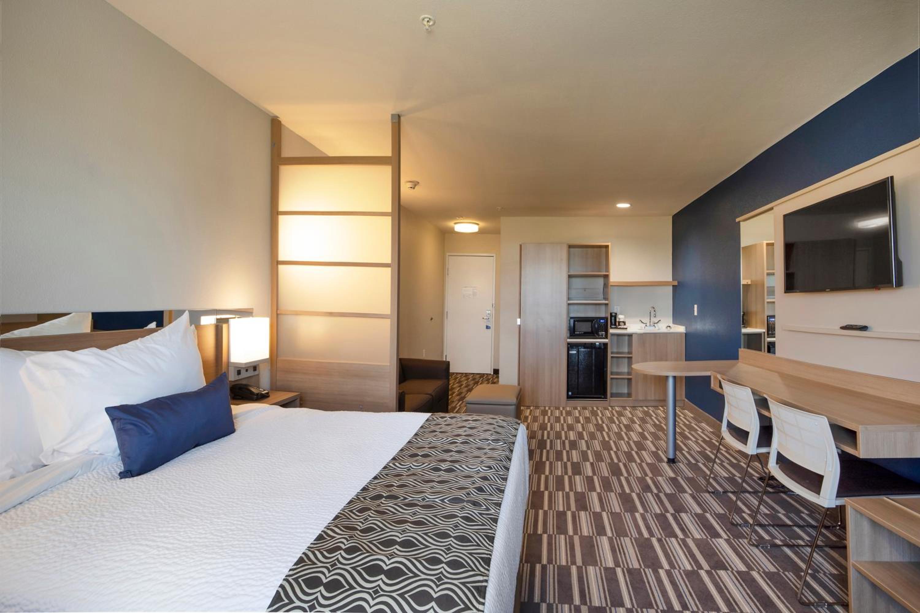 Studio, Suite, Queen Bed, East View, Sofa