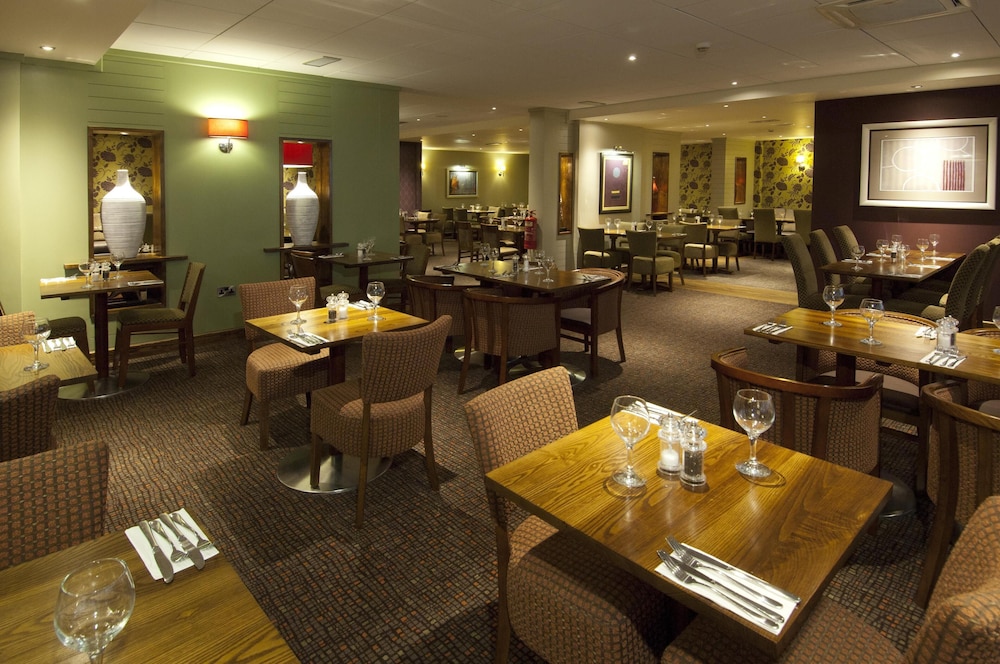 Premier Inn London Heathrow Airport T2 And T3 Bath Road 40/58