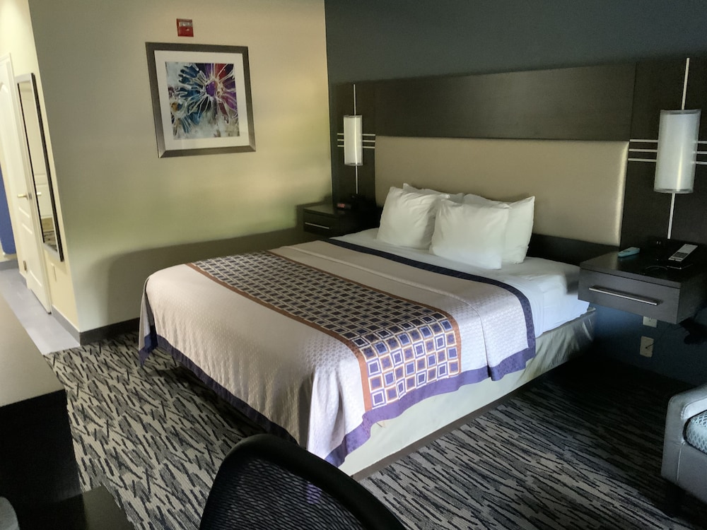 Best Western Bradbury Inn & Suites 8/26
