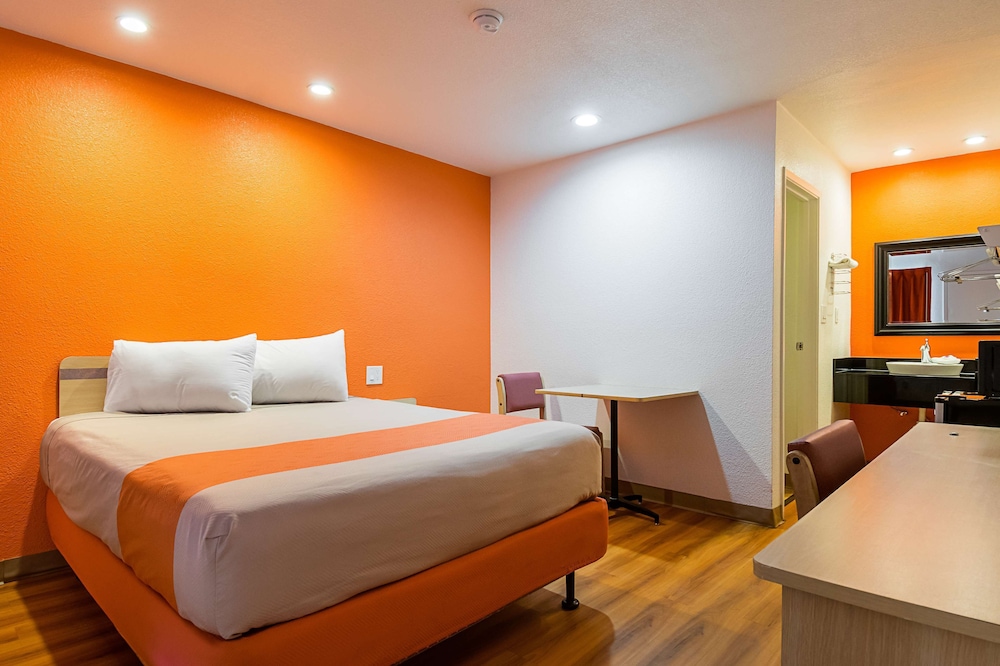 غرفة قياسية بسرير كوين للمدخنين، Motel6 Lost Hills, CA 3/9