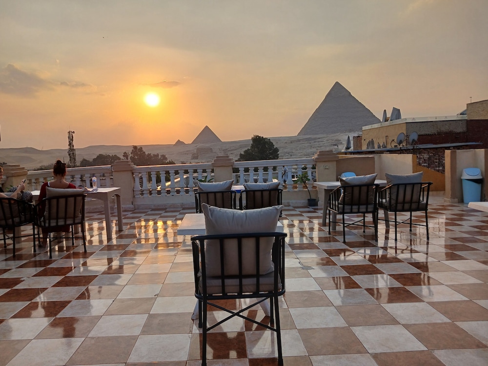 Royal Pyramids Inn 33/50