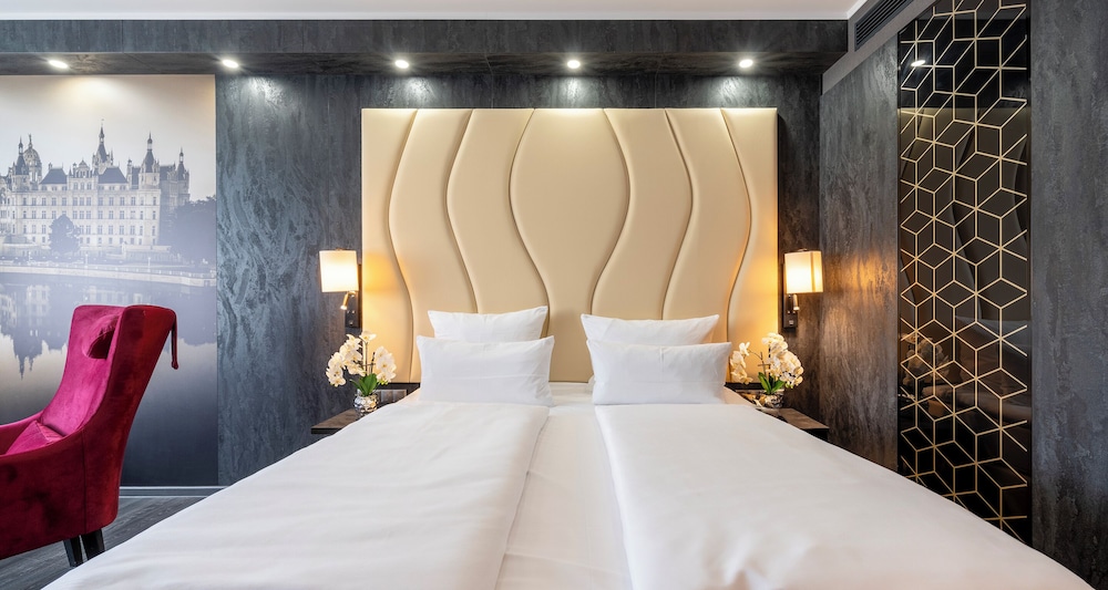Standard, Single, 2 Double Beds