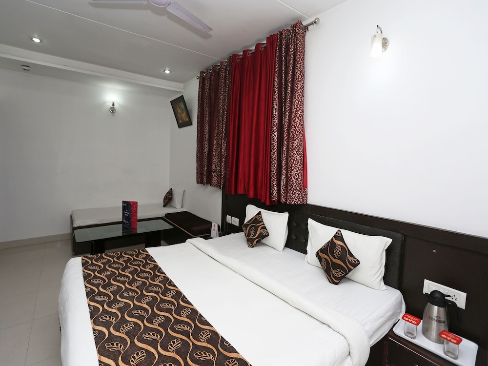 HOTEL TAJ GALAXY 8/22