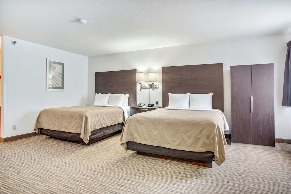 Everspring Inn Suites Hill City 9/61