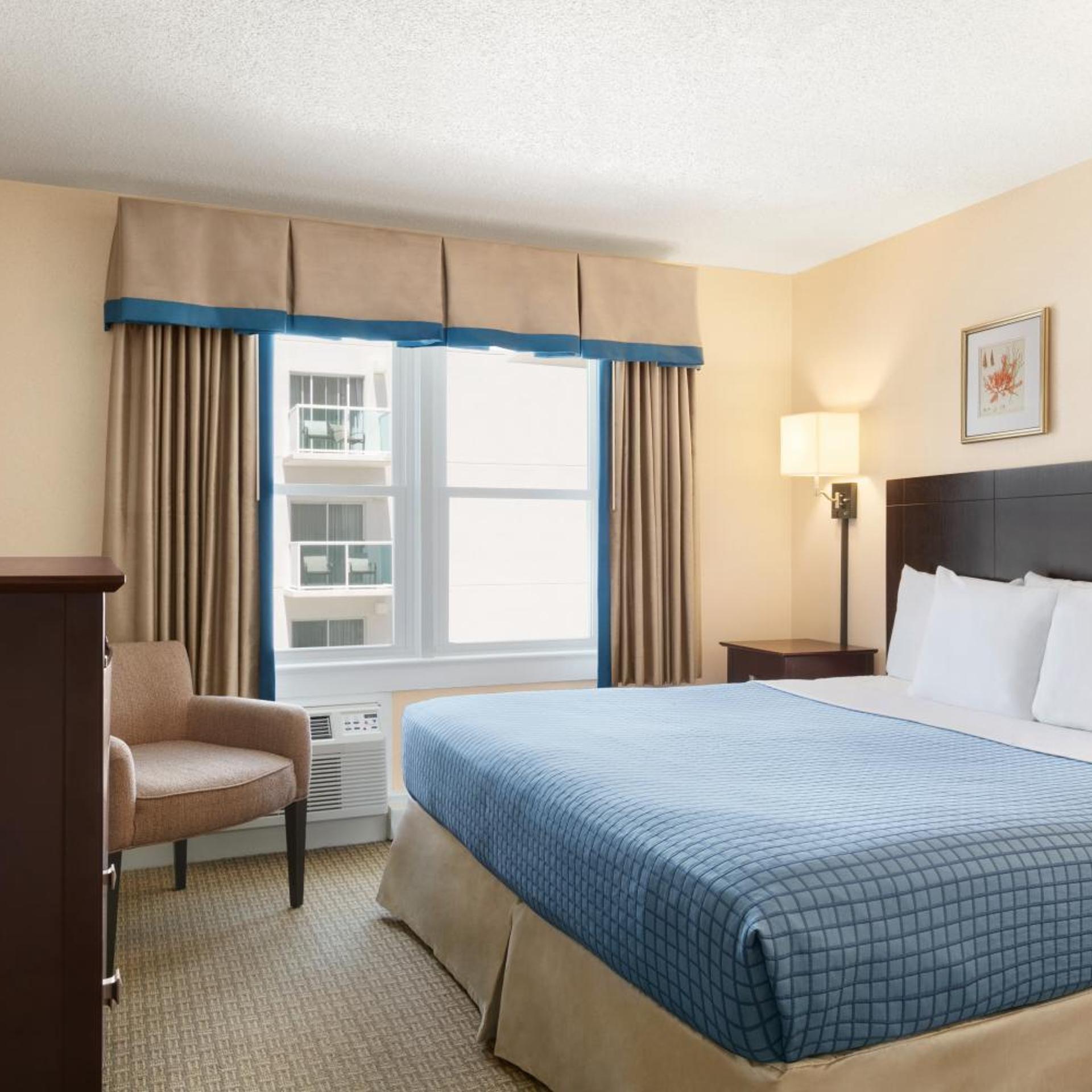 Room, King Bed, Street View