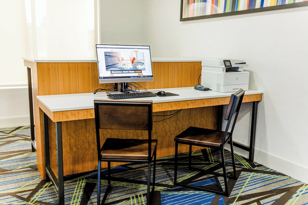 Holiday Inn Express Hotel and Suites Greenville 52/64