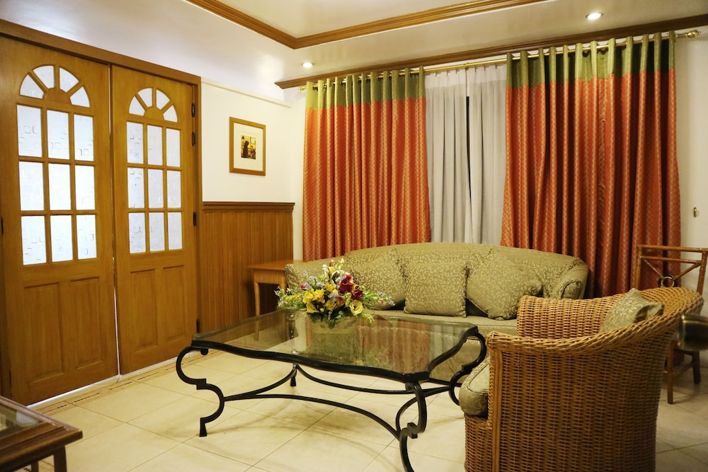 Golden Pine Hotel 29/41