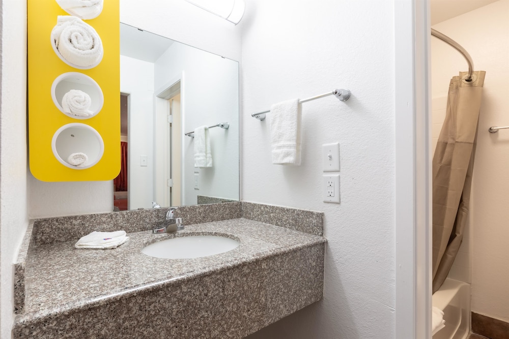 Motel6 Bryan, TX - University Area 40/44