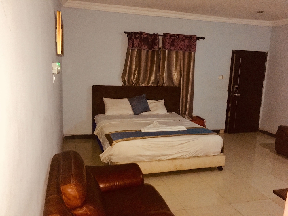 HOME INN HOTEL AND SUITES 10/33