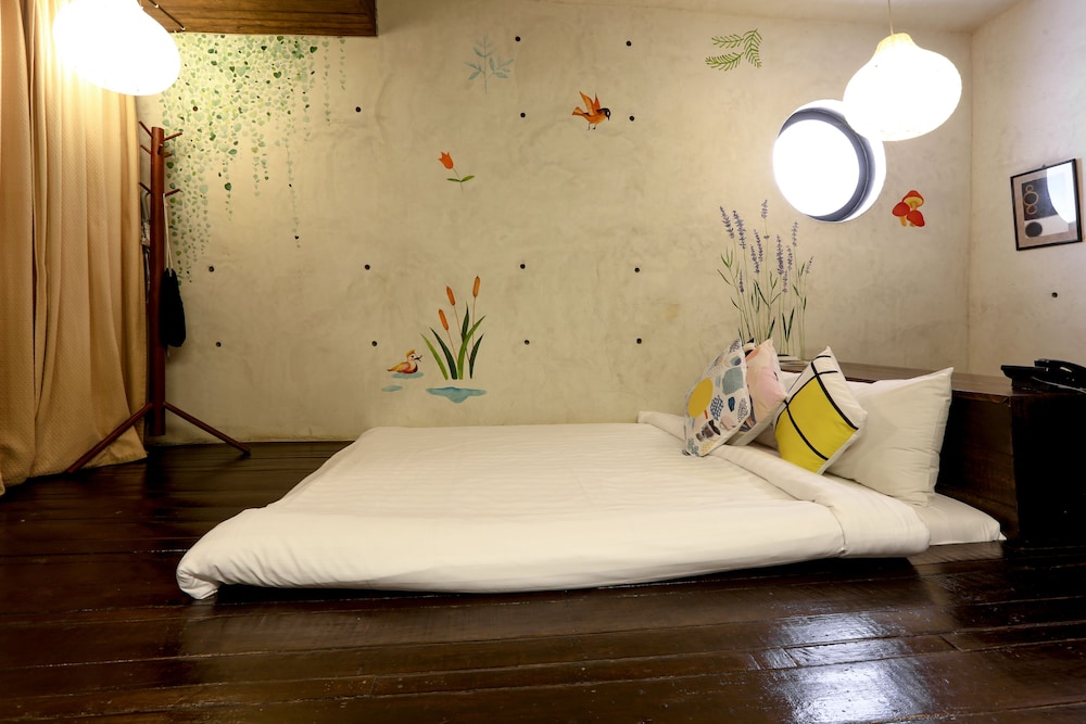 Mo Rooms 17/50