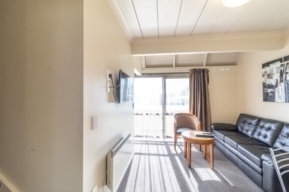 Admirals Motor Inn 48/77