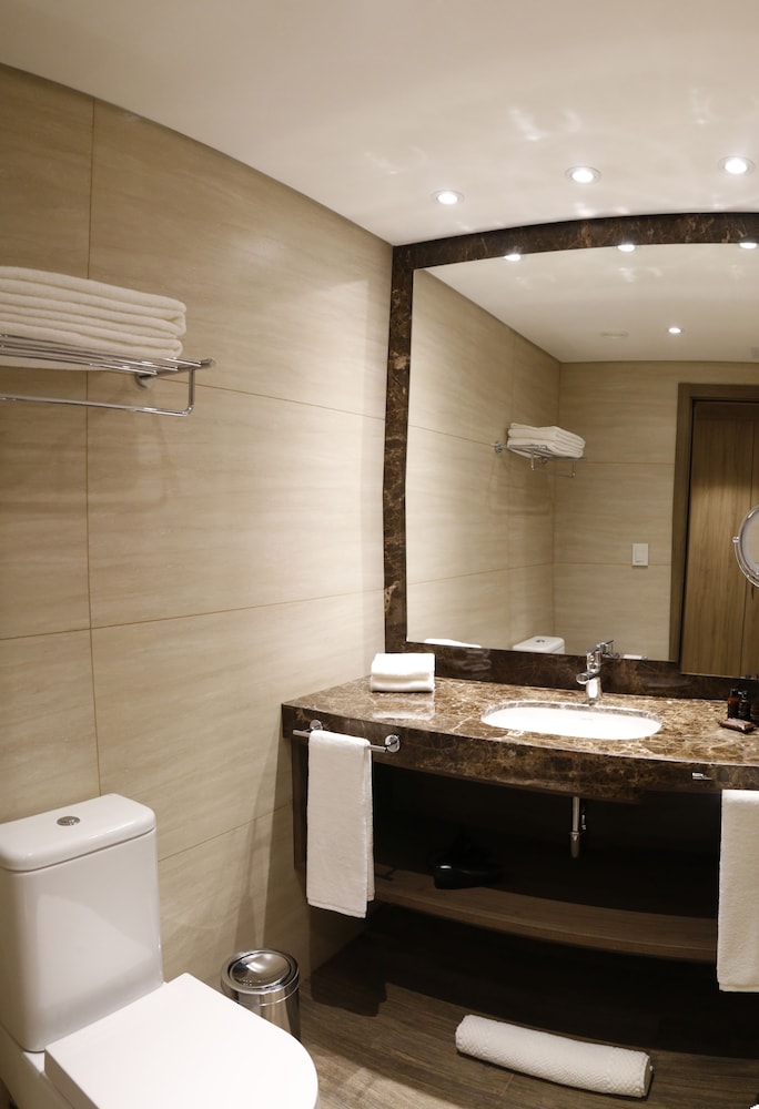 Paseo La Galeria Hotel & Suites 47/49