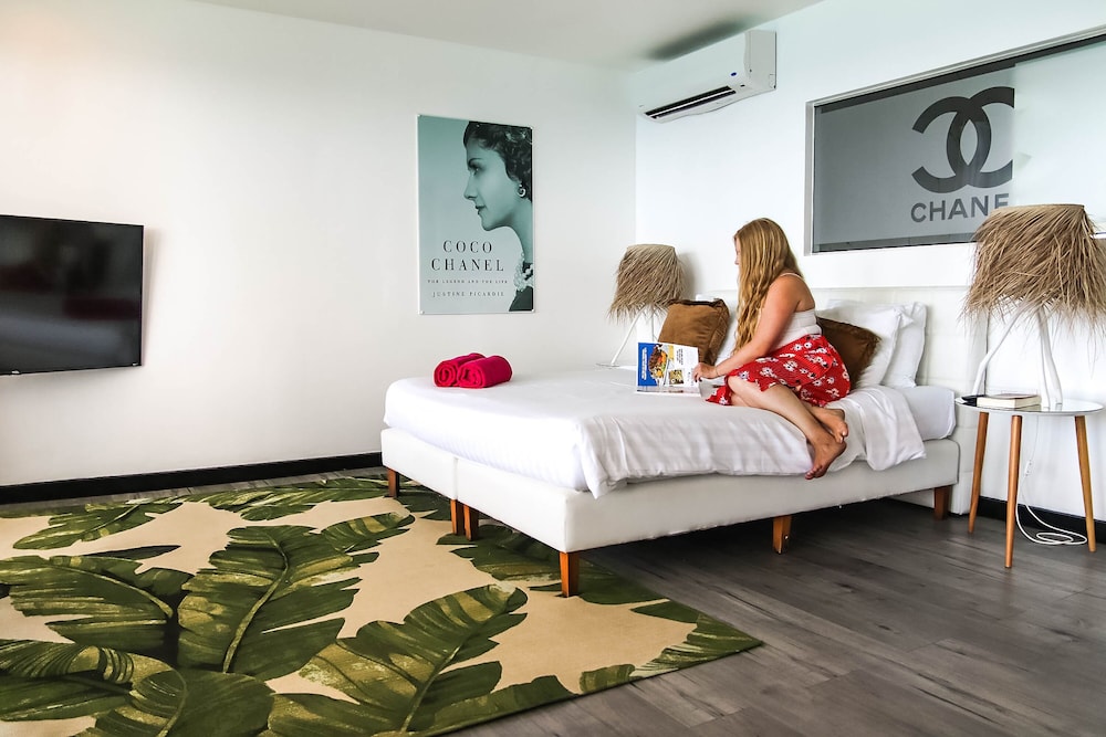 DELUXE, KING BED, OCEAN FRONT