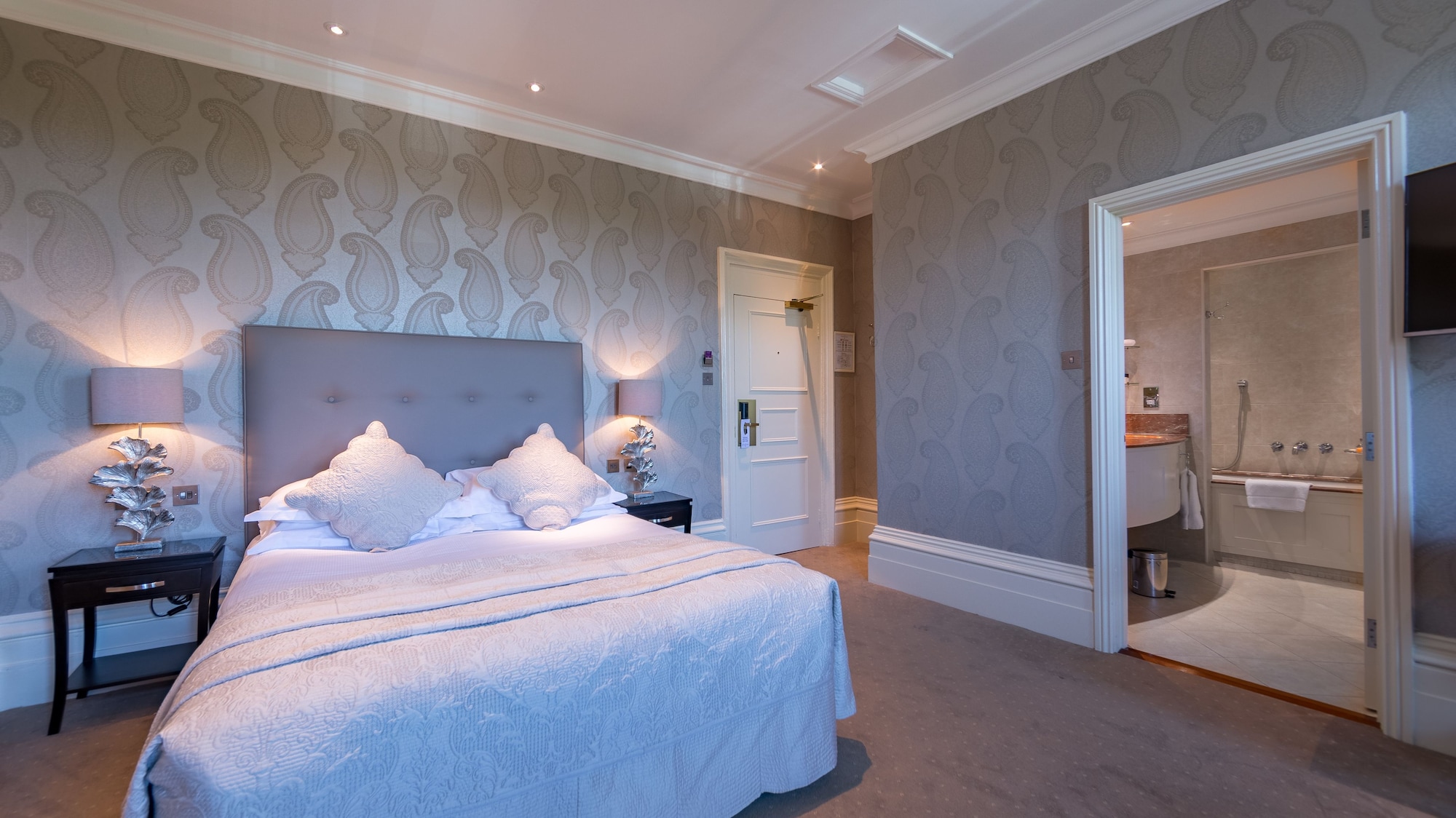 DELUXE, DOUBLE BED