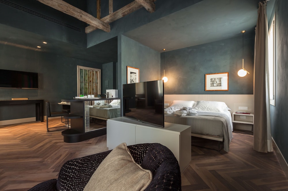 LIASSIDI WELLNESS SUITES 17/46
