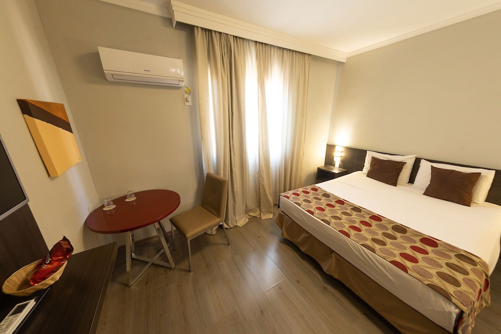 CLASS HOTEL GUAXUPE 8/50